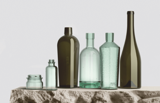 Wild Glass bietet Flaschen aus 100 Prozent recyceltem Glas in Hell und Dunkel an
