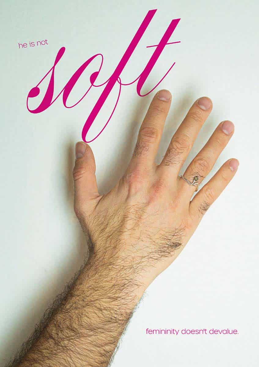 Eine Männliche Hand mit einem Ring. Darüber steht »He is not soft«