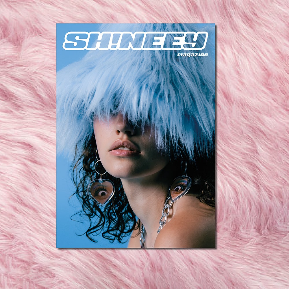 Cover des Magazins Sh!neey vor rosa Plüschhintergrund