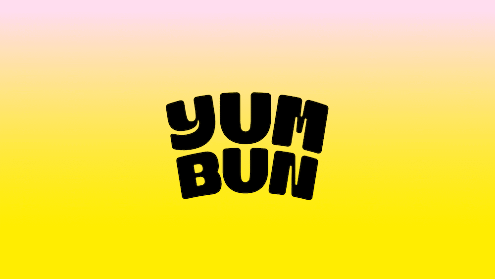 Branding für Yum Bun: Wortlogo vor rosa-gelbem Farbverlauf