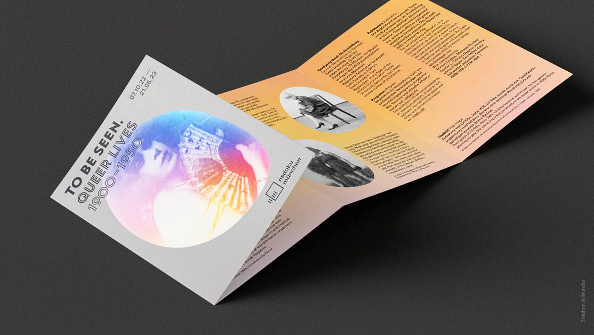 ein aufgefalteter flyer mit Informationen zur Ausstellung und einem regenbogenfarben getönten Portrait auf dem cover