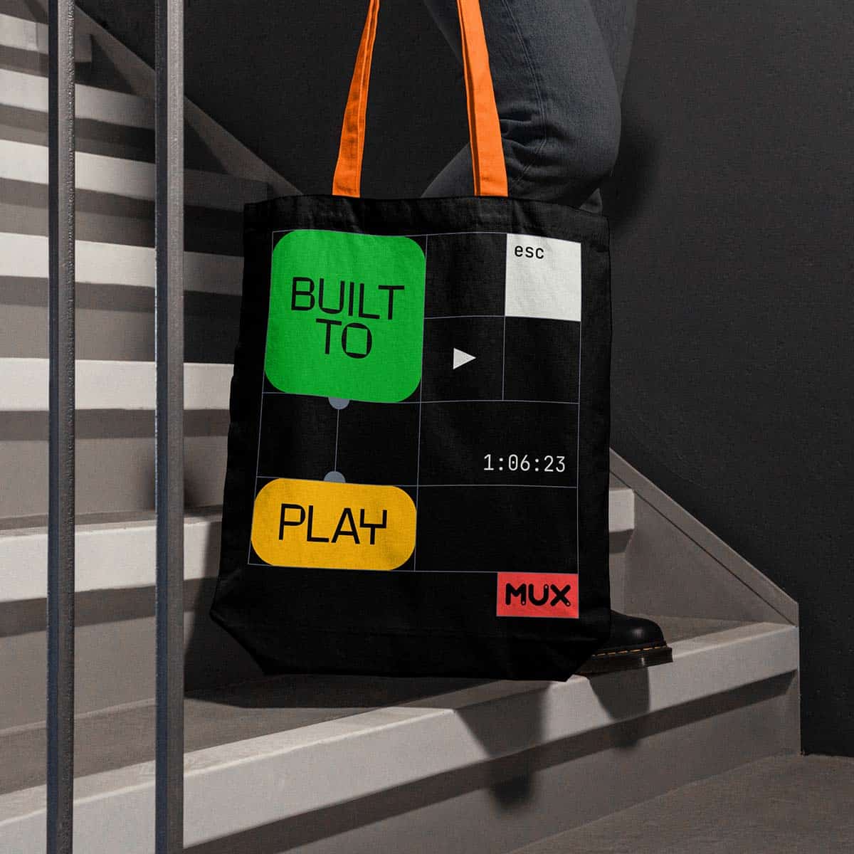 Eine Tote Bag mit einem Design aus typografischen Blöcken, die im Stil einer Node Grafik verbunden sind
