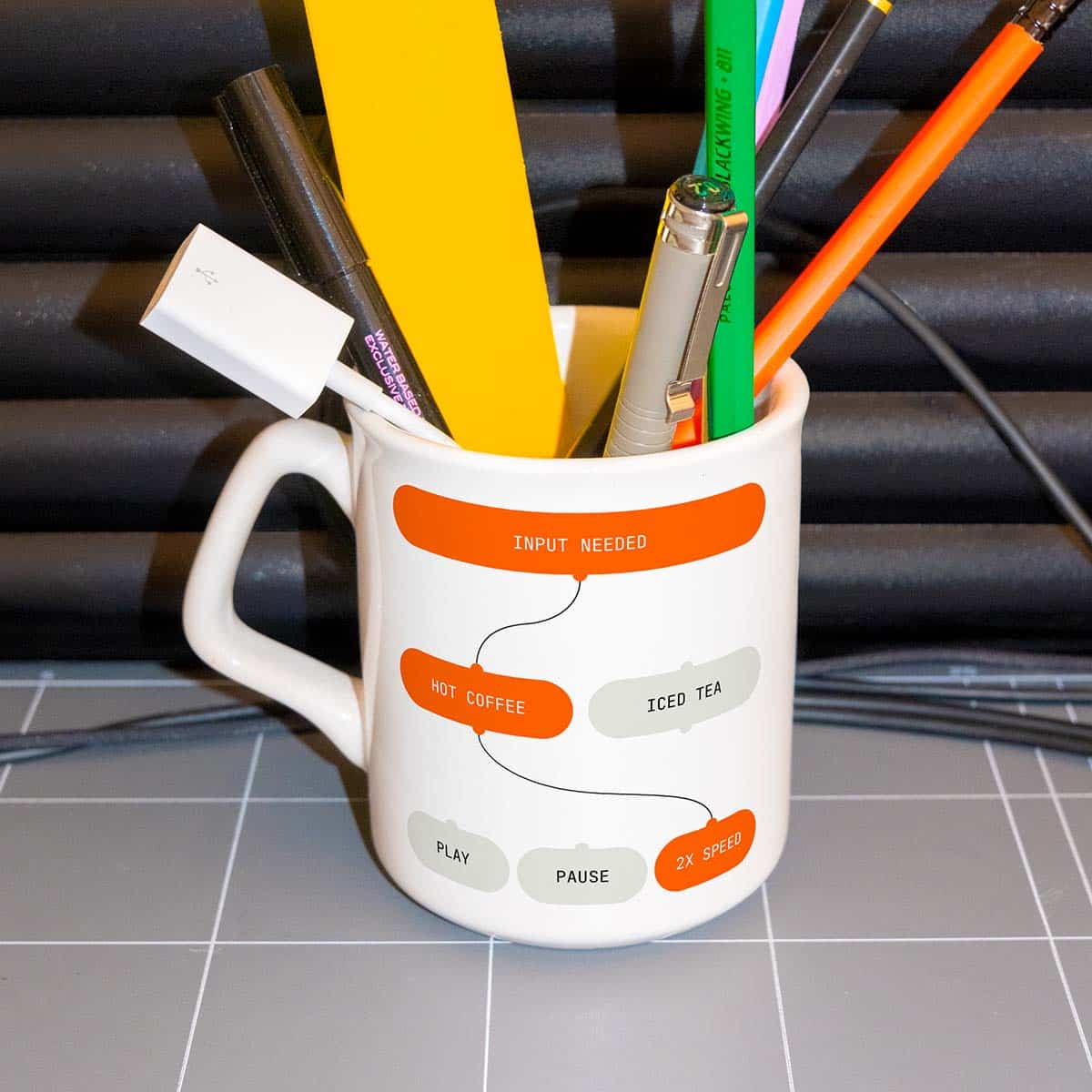 Eine Tasse mit einem Flussdiagramm-Design