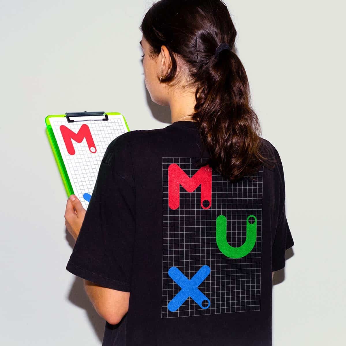 Eine Frau trägt ein shirt mit dem Lux logo auf dem rücken