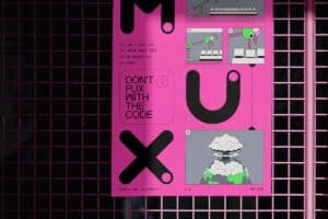 Ein Plakat mit dem MUX Logo auf pinkedm Grund und verschiedenen Screenshots aus einem Interface