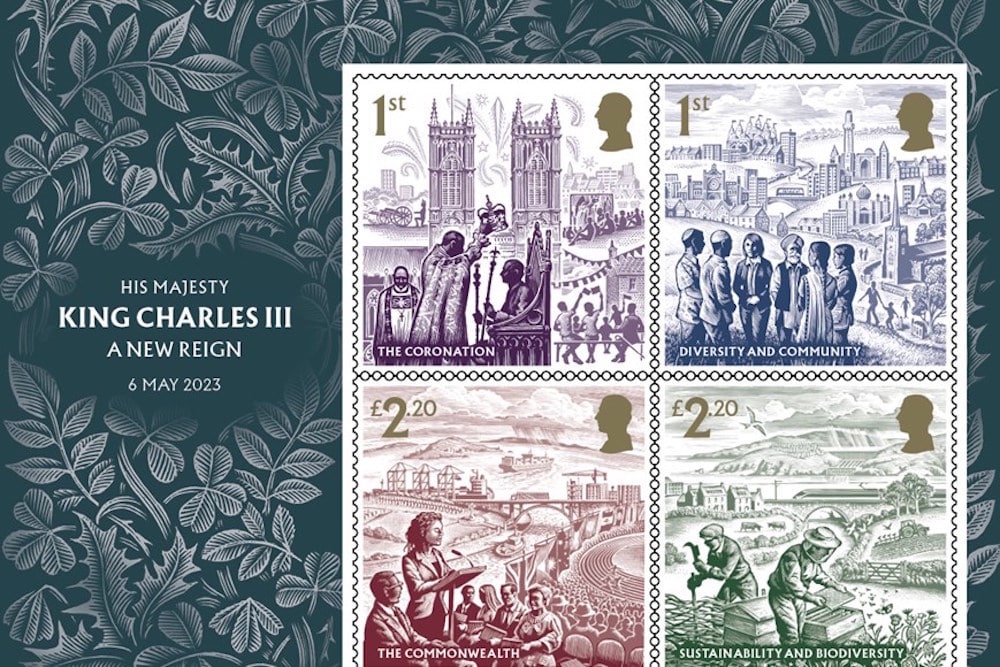 Briefmarkenset zu der Krönung von King Charles: alle vier Motive in lila, rot, blau und grün