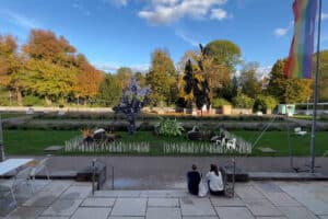 Augmented Reality Biennale in Düsseldorf mit AR Landschaft im Garten des nrwforums