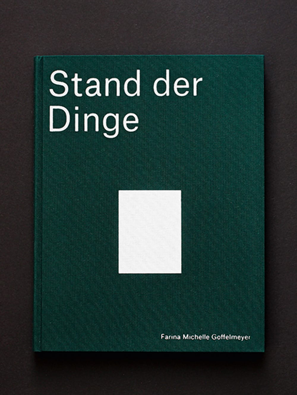 Dunkelgrünes Cover des Buches "Stand der Dinge" von Farina Michelle Goffelmeyer mit weißem Rechteck in der Mitte