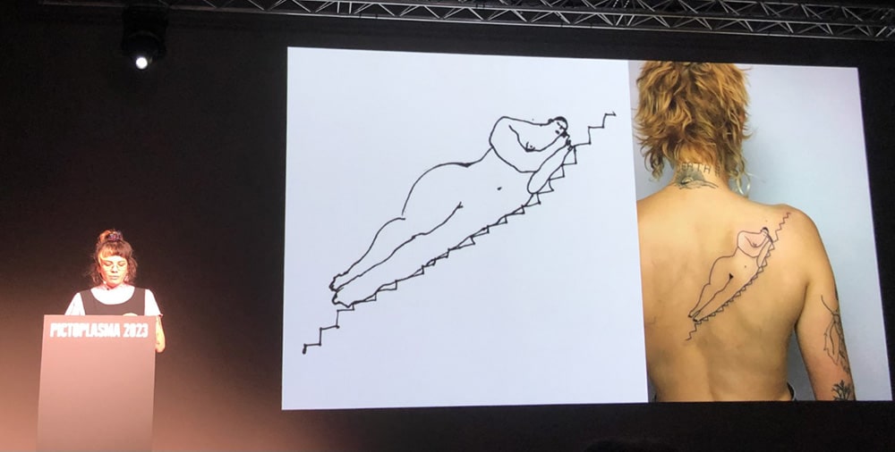 Das Bild einer Frau, die auf einer Treppe liegt, tätowiert von Keekee Kookoo