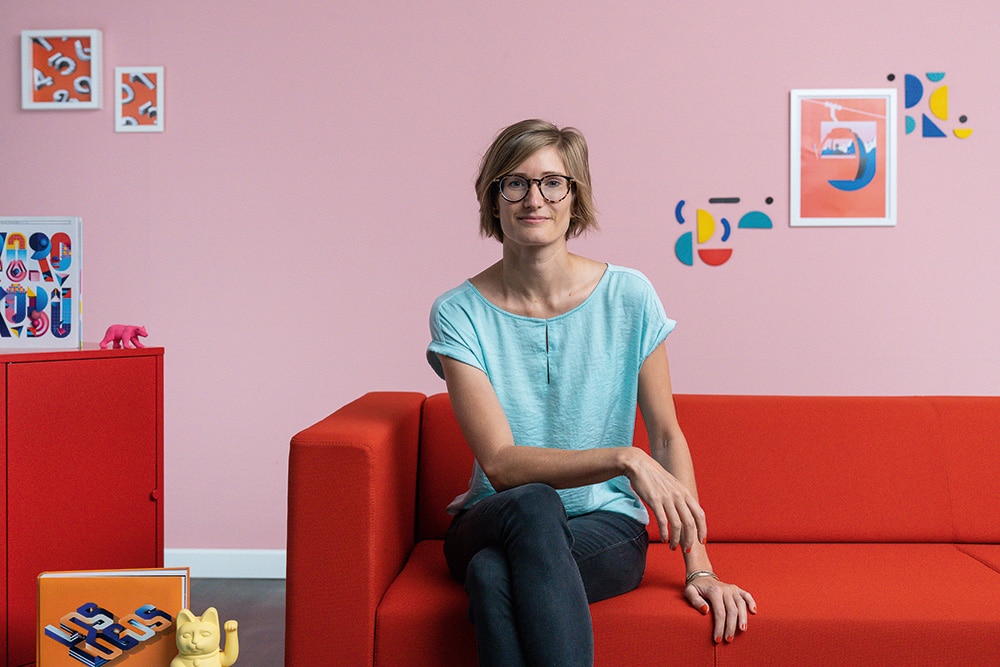 Skillsharing: Foto von Birgit Palma auf einem roten Sofa für die Lernplattform Domestika
