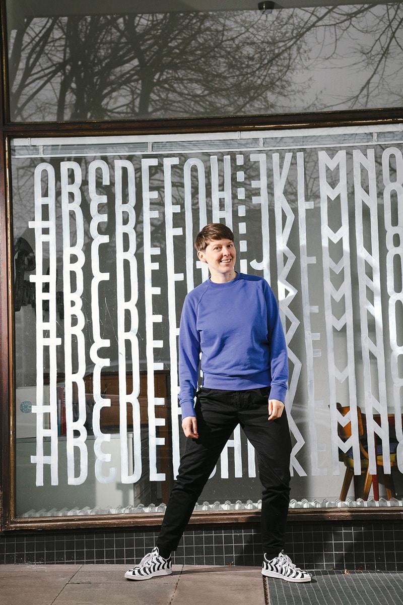 Portraitfoto von Chris Campe vor ihrem Hamburger Atelier