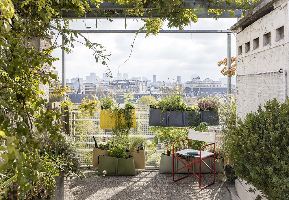 Foto einer urbanen Dachterasse mit Pflanzsäcken am Gerüst und auf dem Boden