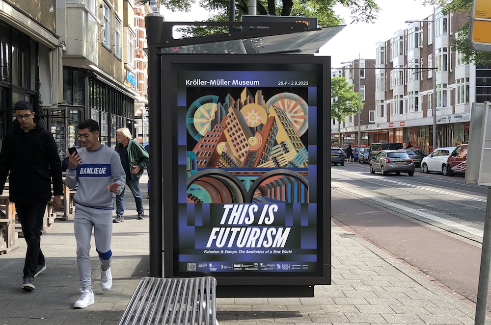 Kampagne von KesselsKramer für die Ausstellung Futurism im Kröller-Müller Museum in Arnheim: Plakat an Bushaltestelle mit Menschen, die vorbeigehen