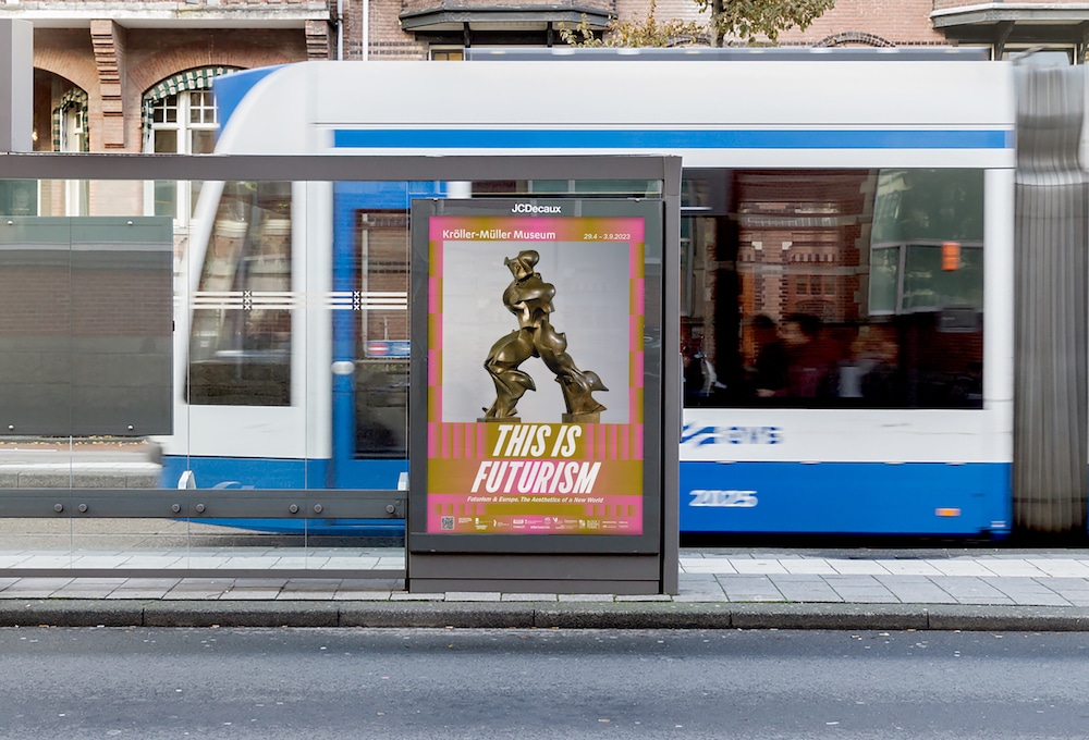 Kampagne von KesselsKramer für die Ausstellung Futurism im Kröller-Müller Museum in Arnheim: Plakat an Tramhaltestelle