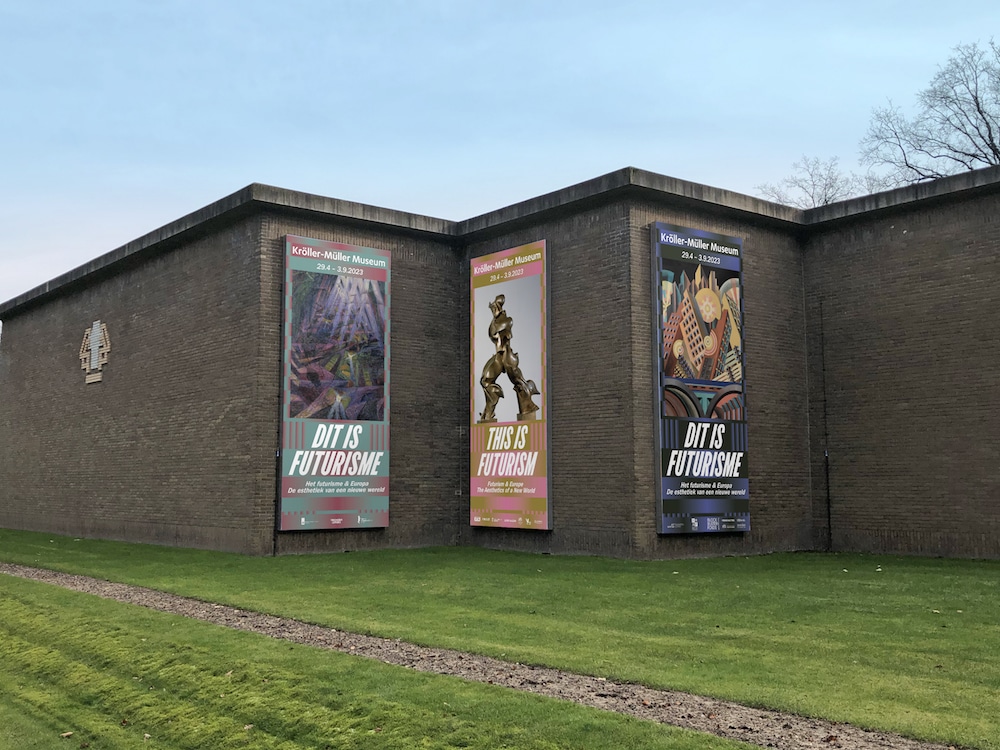 Kampagne von KesselsKramer für die Ausstellung Futurism im Kröller-Müller Museum in Arnheim: Kunstplakte an Museumswand