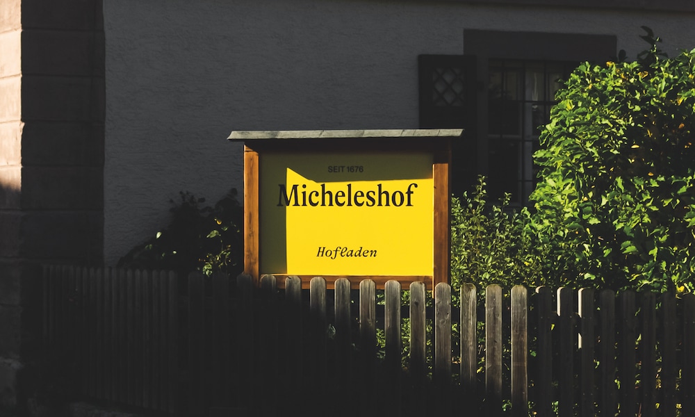 Neue Identity für den traditionellen Bauernhof und Laden Micheleshof von papatom, leuchtend gelbes Hofladen-Schilde