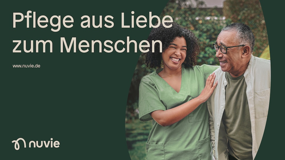 Erscheinungsbild der Frankfurter Agentur Arndt Benedikt für den Pflegedienst nuvie, das auf Plakaten emotionale Fotos mit Pfleger:innen und älteren Menschen zeigt