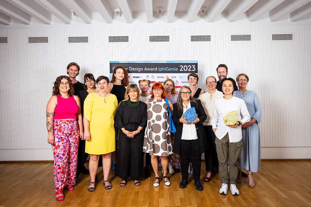 Ein Gruppenportrait der Gewinner:innen und Jury des Gender Design Awards