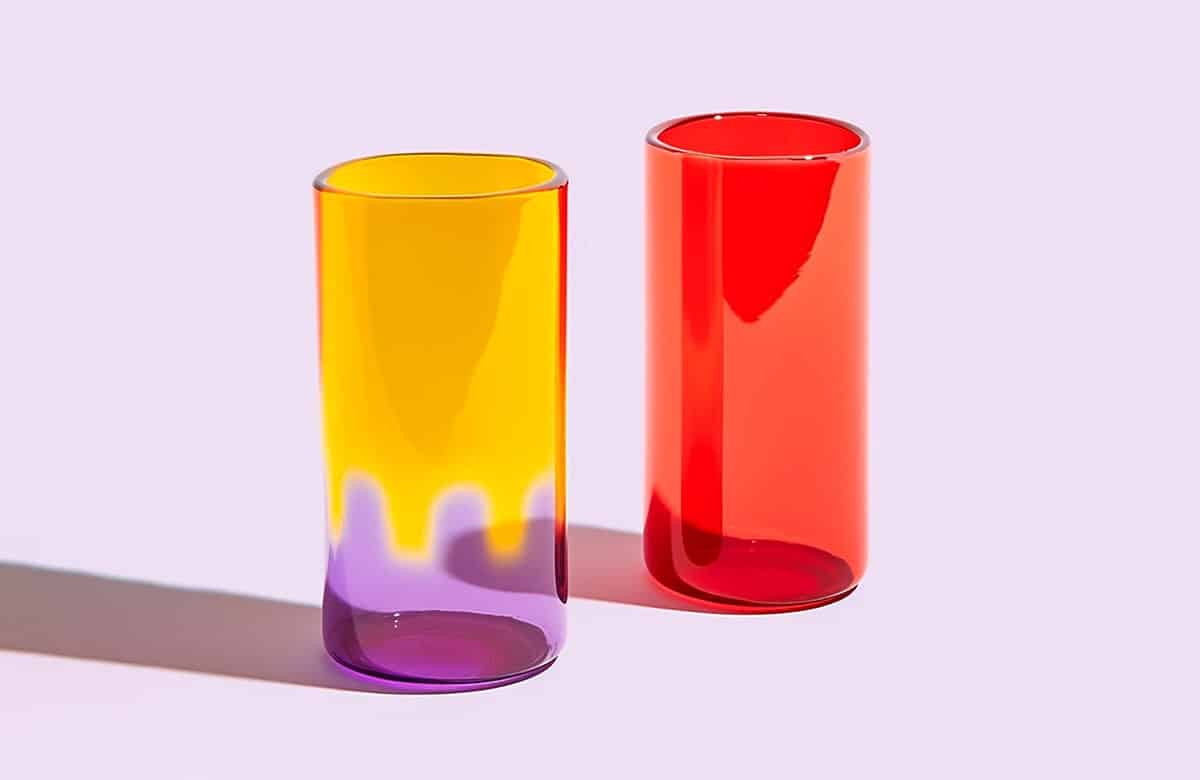 Zwei Gläser mit ineinander fließenden Farben