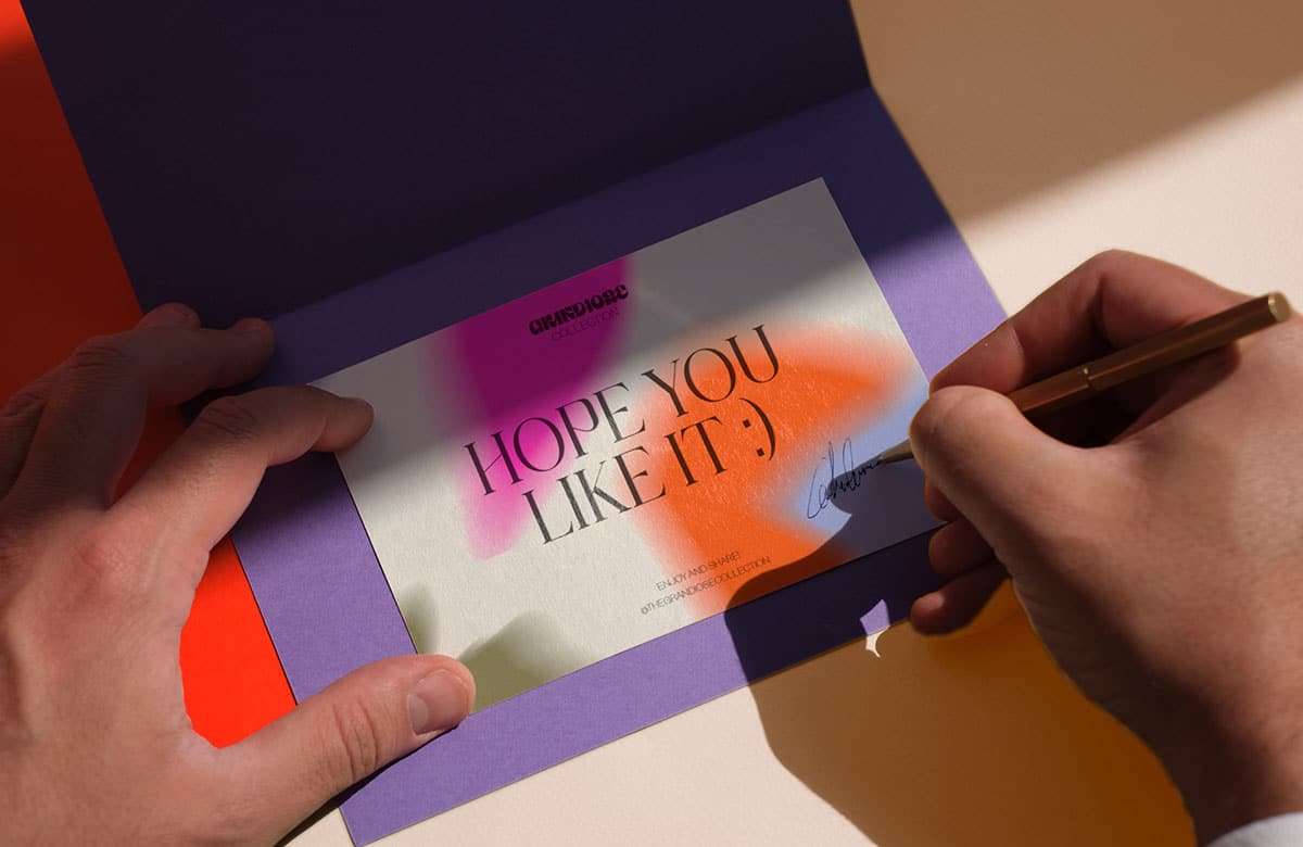 Eine violette Grußkarte mit einem mit fließenden färben bedruckten Stück hellen Papiers in der Mitte