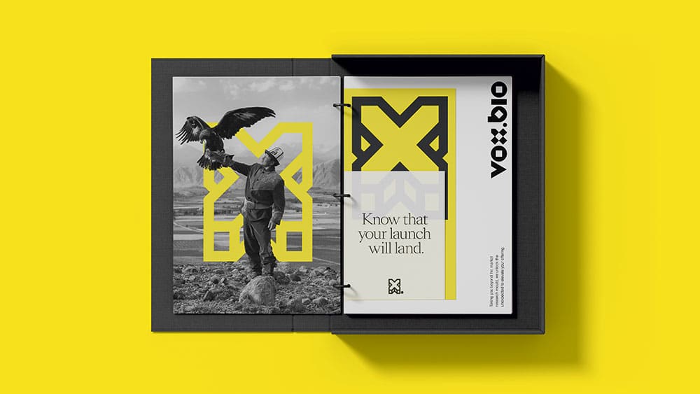 Visual Identity von Vox.Bio: Aufwendig gestaltete Broschüre mit Ringbindung