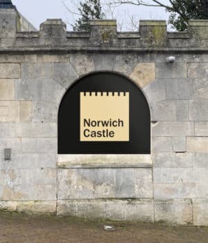 Norwich Castle: Mauer mit neuem Logo