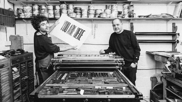 Theo Hersey und Anthony Burrill in der Letterpress Werkstatt (Still aus dem Kickstarter-Video)