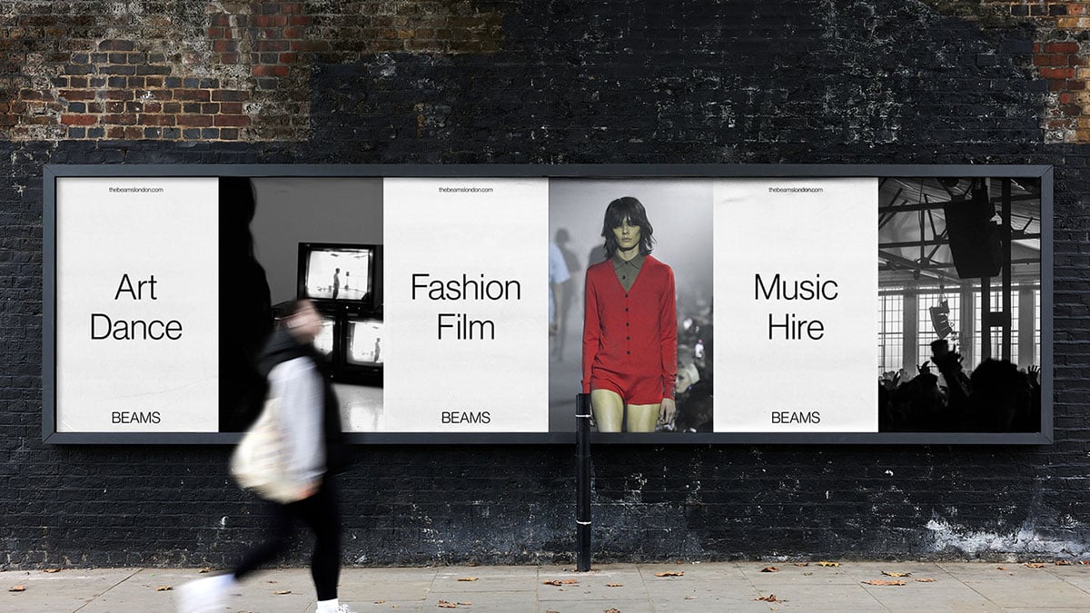 Eine Plakatwand mit typografischen Postern neben Fotos von verschiedenen Kunstacts