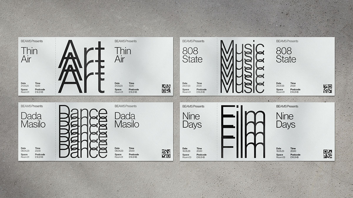 vier Tickets mit typografischen design aus überlagerten Schriftzügen