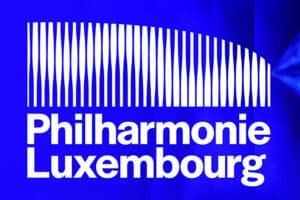 Das Logo der Philharmonie Luxembourg zeigt ein Signet mit Säulen in einem wellenförmigen Patternund einen klaren Schriftzug