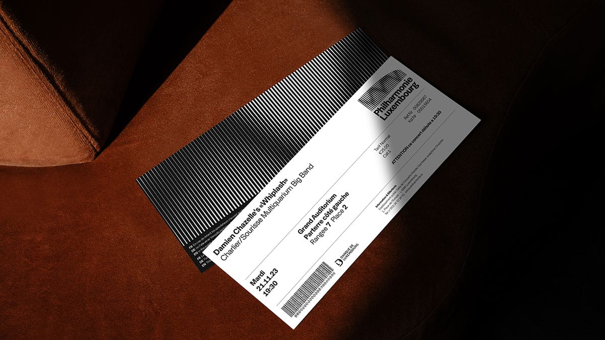 Eine Eintrittskarte mit minimalistisch gestalteter vorder- und Rückseite