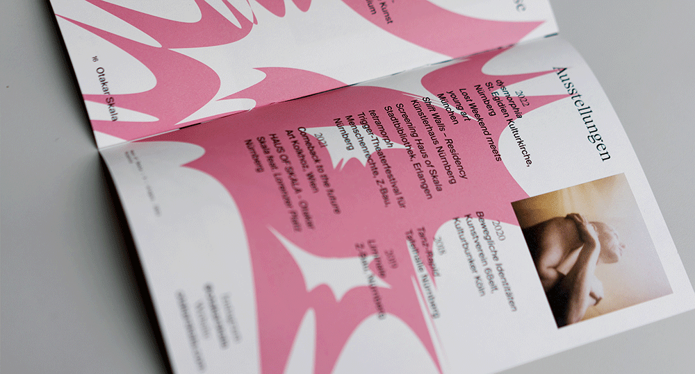 Cover des Abschlussjahrgangs der AdBK gestaltet von Philipp Stöcklein und Hannah Ge­bauer. Doppelseite mit rosa Grafik