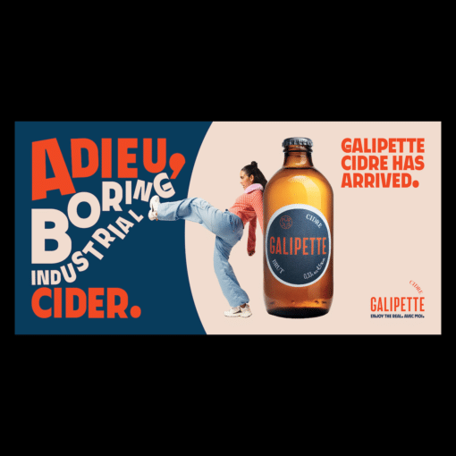 Plakatdesign für Galipette-Cidre von Kobra Agency, blau, orange, sand, Custom Font, Bild von brauner Flasche und tretender Frau, Adieu, boring industrial cider
