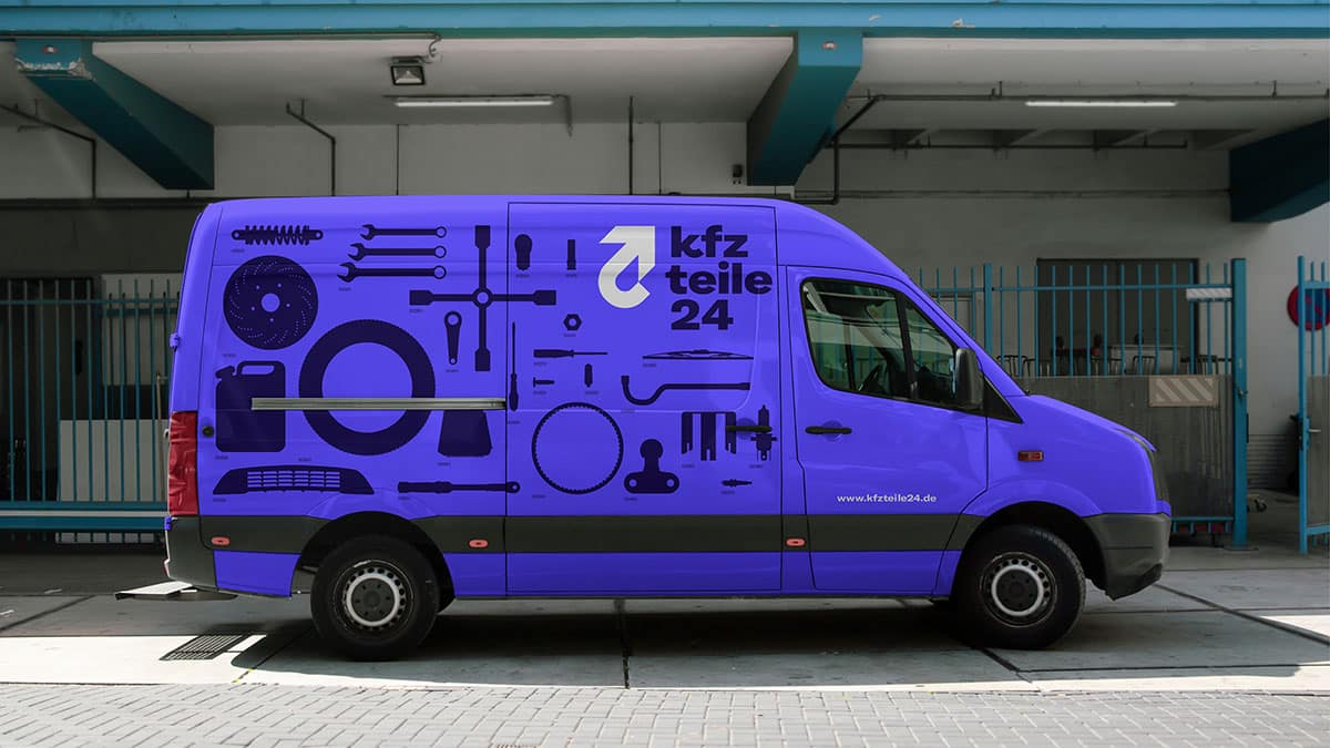 ein Transportauto in einem blauvioletten mit verschiedenen Schattenrissen von Bauteilen und Werkzeugen darauf