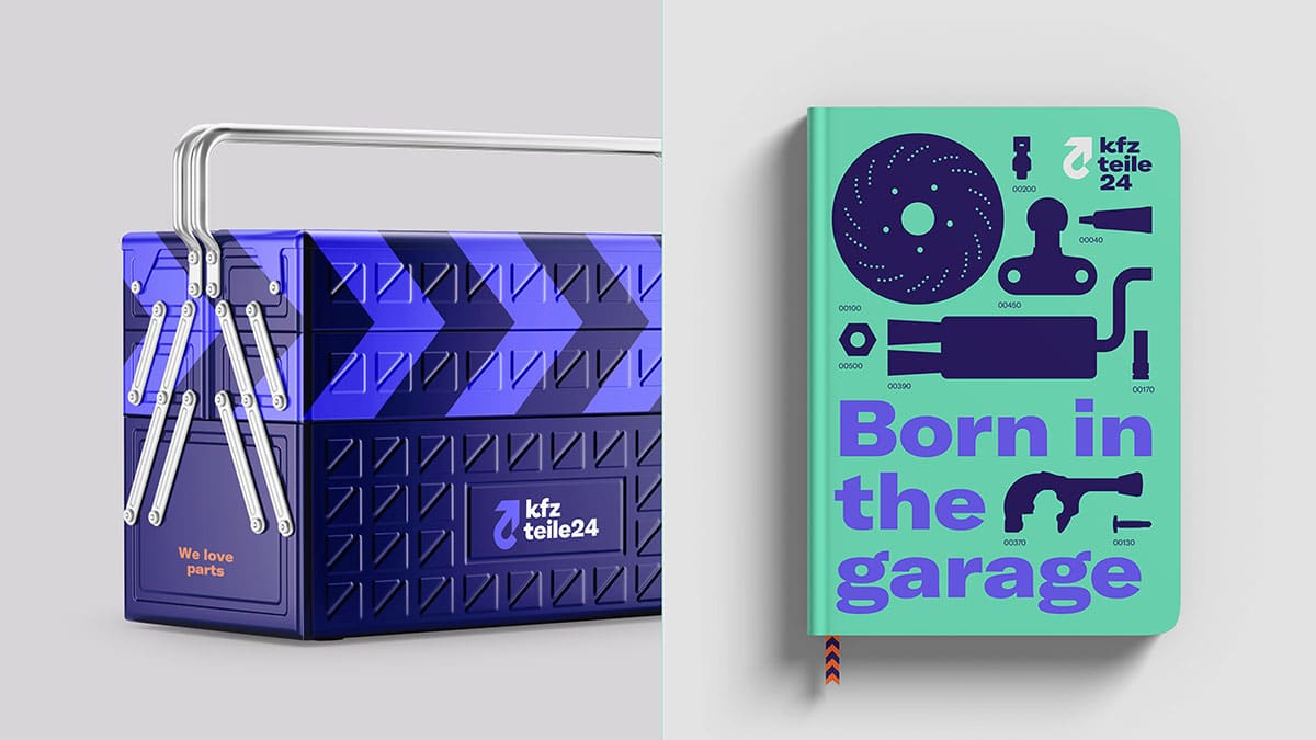 Ein Werkzeugkasten im neuen Design neben einem Notizbuch mit dem Titel »born in the garage«