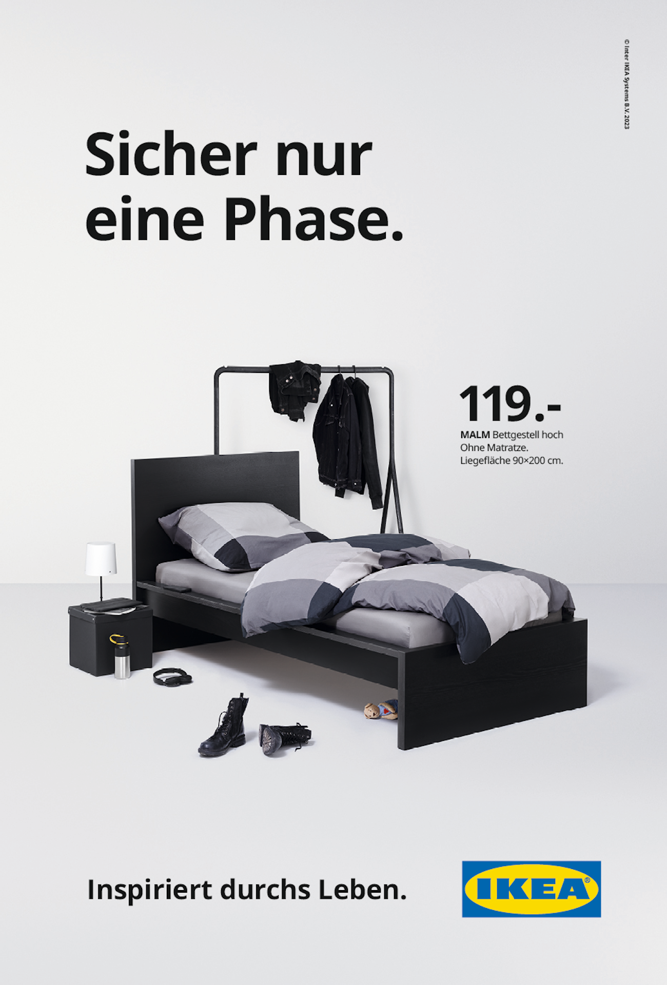 Ikea-Plakat mit Einrichtungsgegenständen und Schrift: Sicher nur eine Phase. Inspiriert durchs Leben.