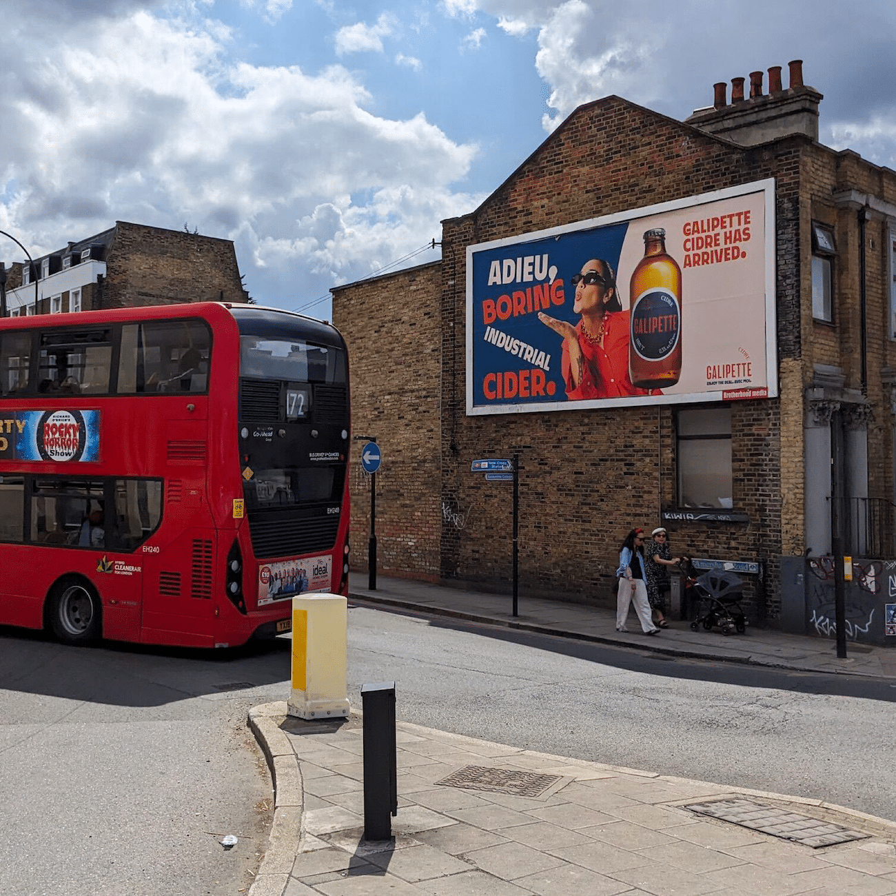 Plakatdesign für Cidre von Galipette und Kobra Agency, Plakat an Wand, daneben roter Bus in London, Custom Font, Bild von brauner Flasche und Frau, Adieu, boring industrial cider