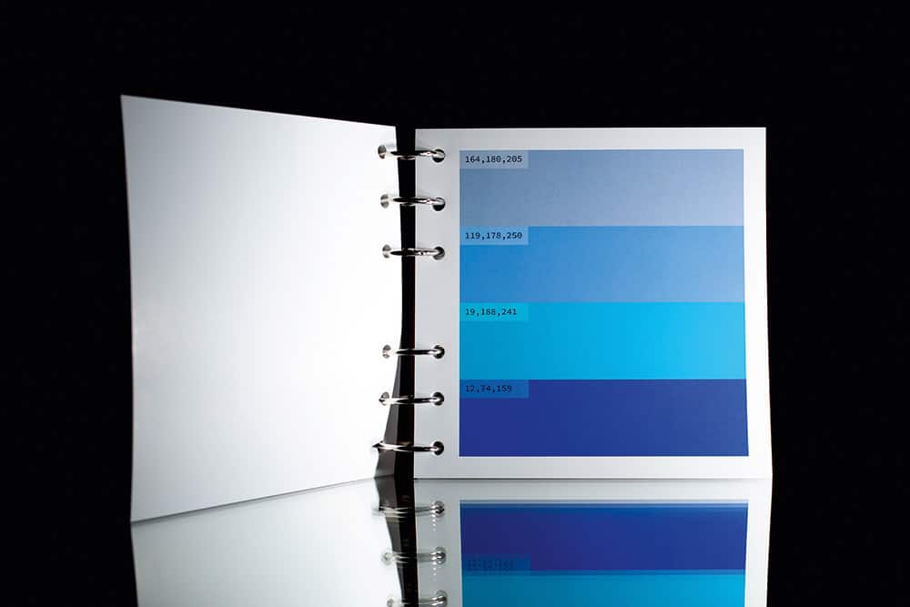 Generative Tools von Maya Schürmann: Ringbuch mit blauer Farbpalette