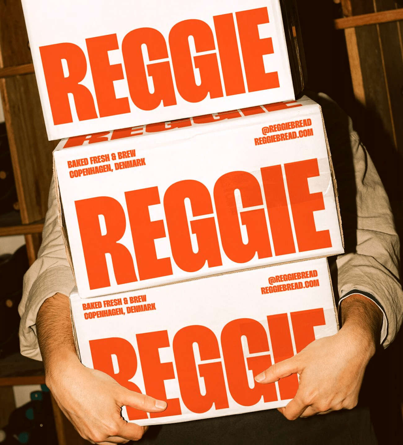 Rotorange Reggie-Wortmarke auf weißen Kartons
