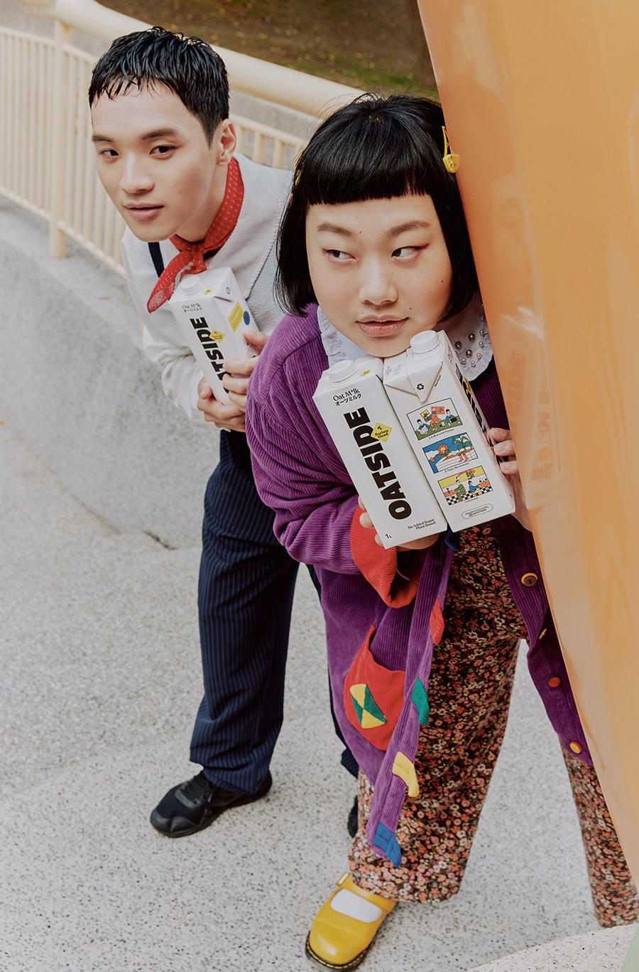 Werbefoto für die Hafermilch Oatside. Zwei Personen halten mehrere Tetrapacks der Hafermilch in der Hand.