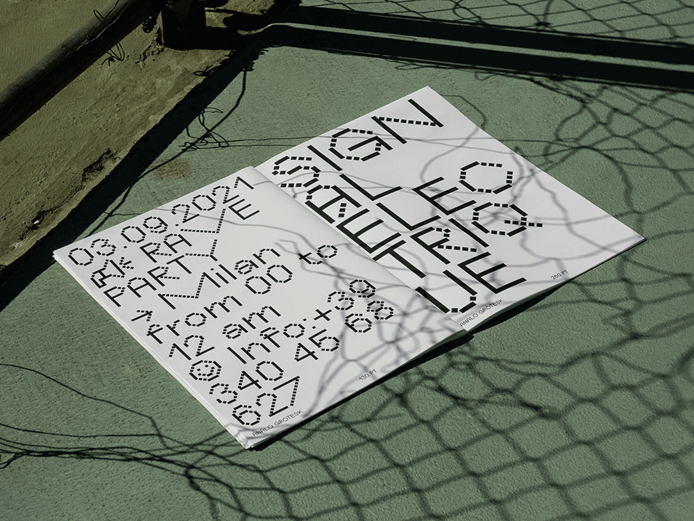 Pixelfont Analo Grotesk von Alessio Pompadura und Massimiliano Vitti in einer Broschüre