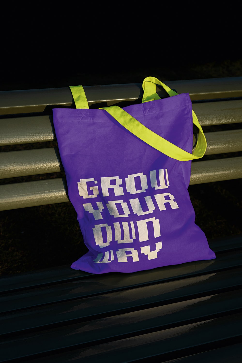 Jutebeutel in lila, auf der mit der Pixelschrift "Kemco Pixel" der Satz "Grow your Way" geschrieben ist.