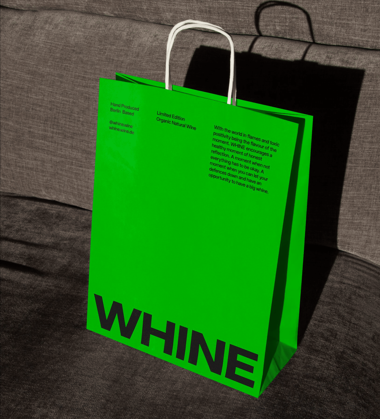 Whine-Packaging-Design, neongrüne Papiertüte und schwarze Typo/Wortmarke