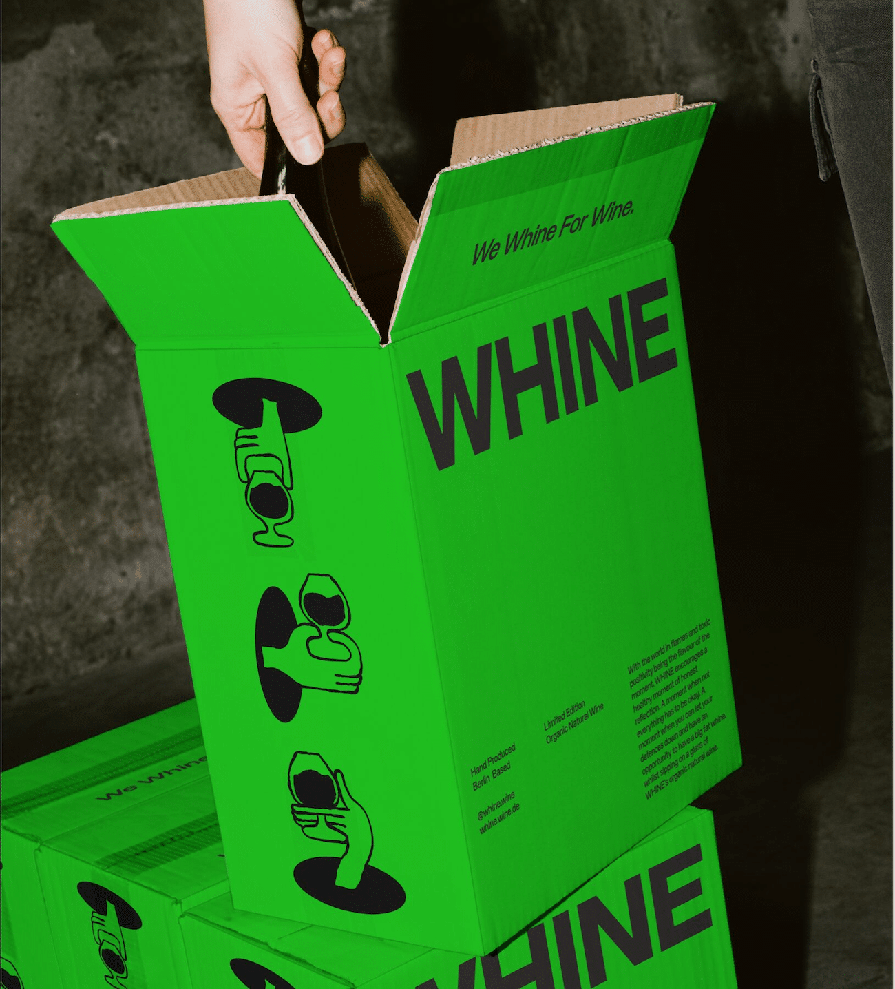 Whine-Packaging-Design, neongrün und schwarze Typo sowie Weinglasillustrationen