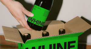 Whine-Packaging-Design, neongrüner Karton und schwarze Typo/Wortmarke