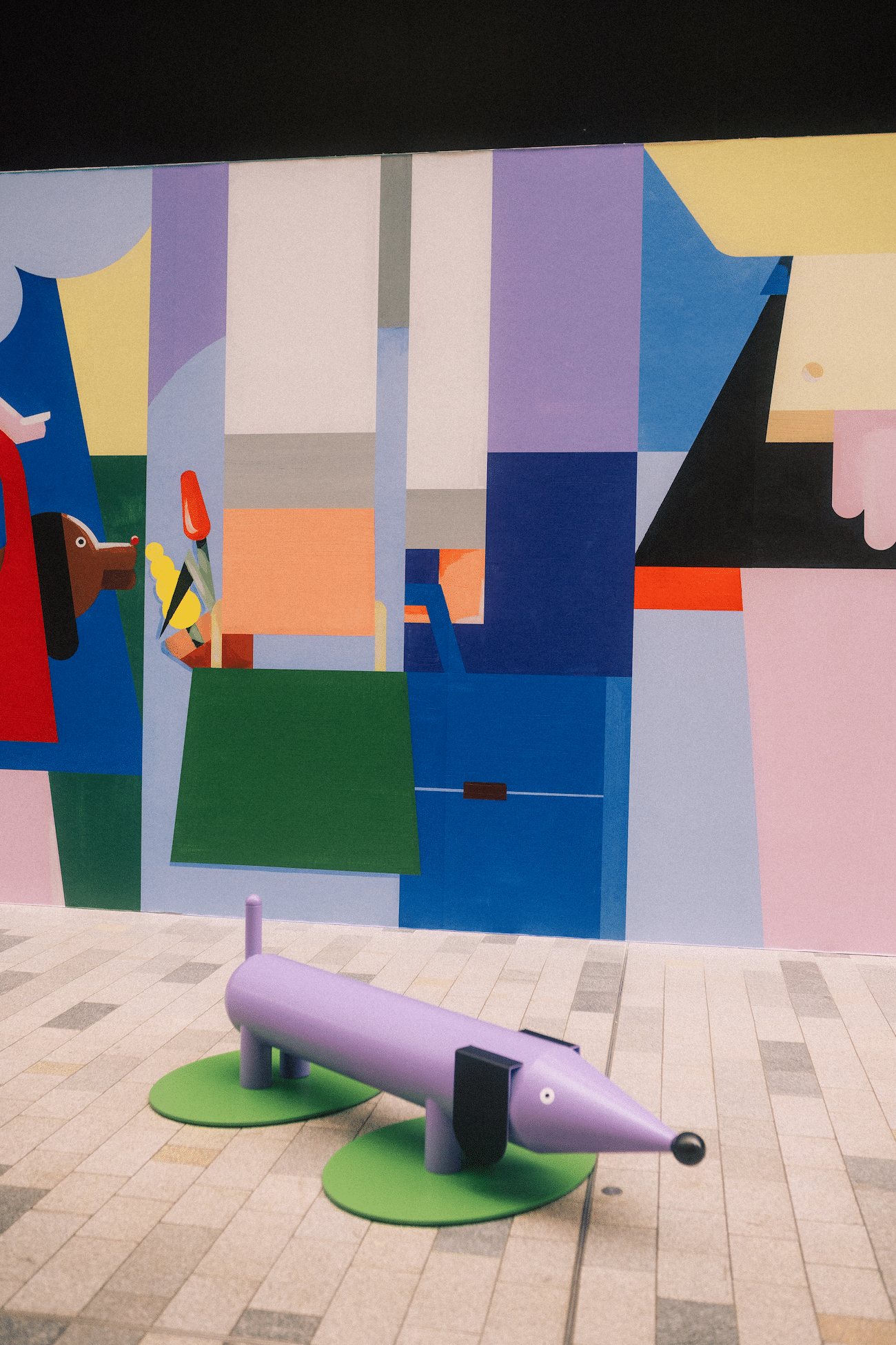 Dackel-Skulptur und Mural am Potsdamer Platz von Künstlerin Jill Senft