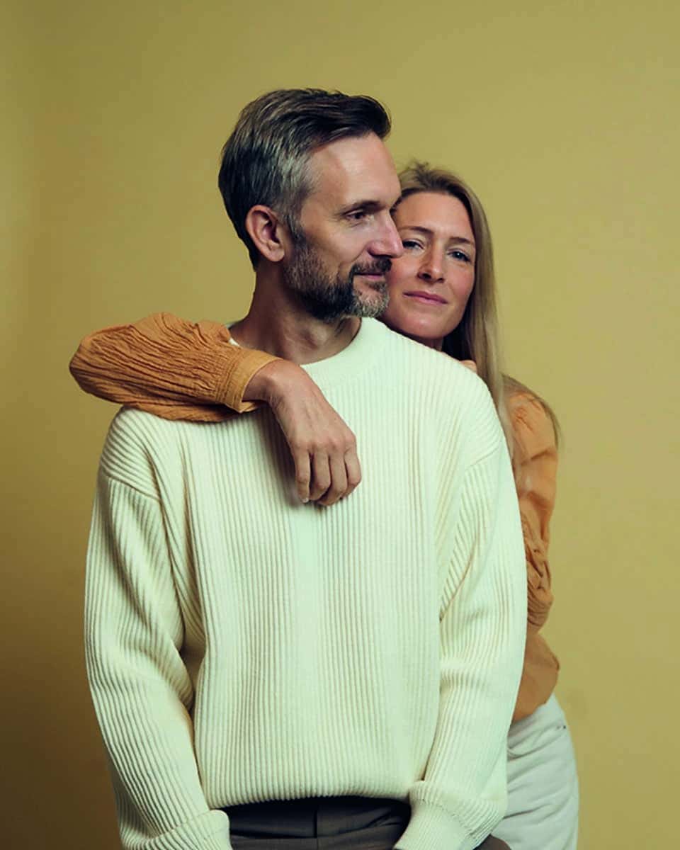 Ein Portrait der beiden Kreativen Karoline und Jan Gericke, die die Arme umeinander gelegt haben