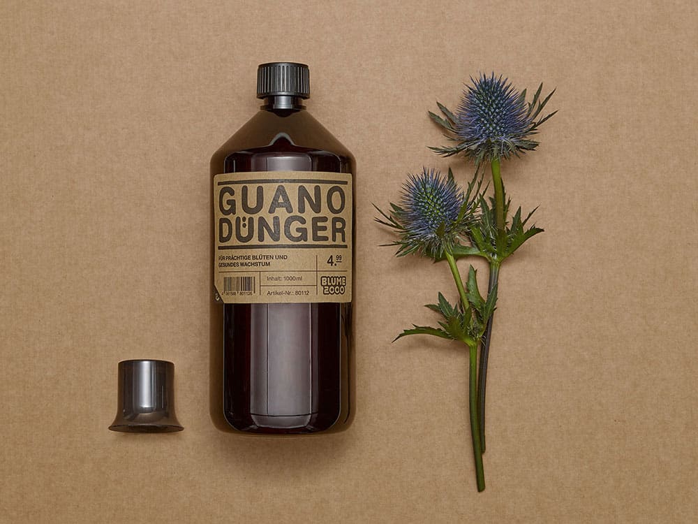 Das Design von Studio Oeding für Blume2000, wie hier auf einer Guano-Flasche, kommt an ziemlich vielen Stellen zum Einsatz, daher wurden die Nutzungsrechte mit dem Kunden im Vorfeld detailliert verhandelt