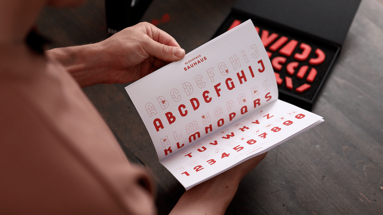 Blockface-Typebook, Seite mit Buchstaben zur Bauhaus-Schrift