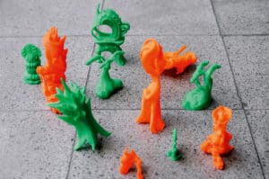 Schachfiguren in orange und grün, die mit dem 3D-Drucker gedruckt wurden
